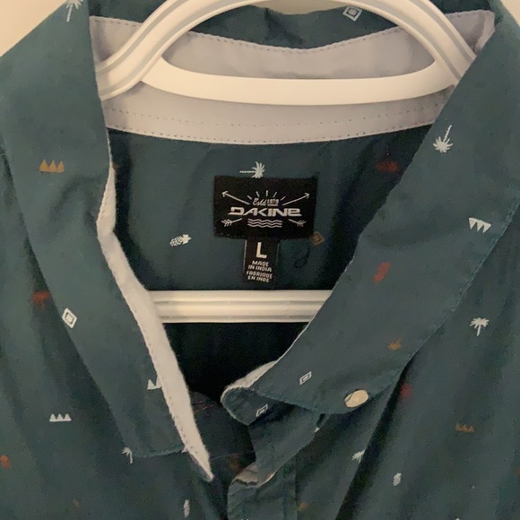 Dakine patterned button up - Picture 3 of 3